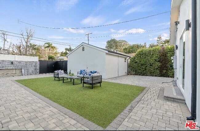 Building Photo - 19148 W Oxnard St