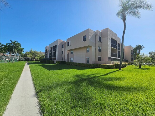 Building Photo - 10425 SW 112th Ave