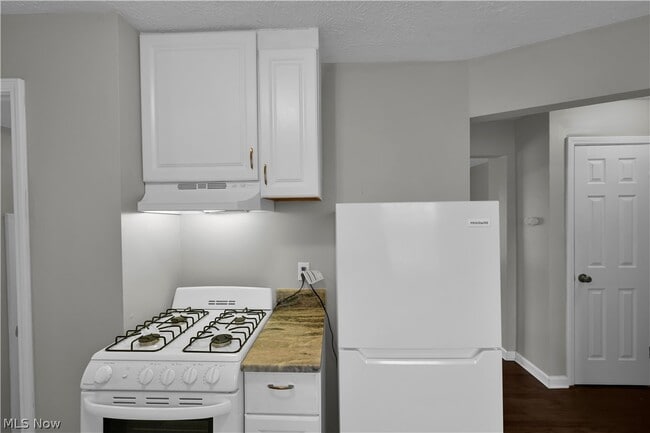 Building Photo - 4561 W 148th St