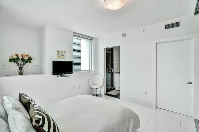 Building Photo - 900 Biscayne Blvd