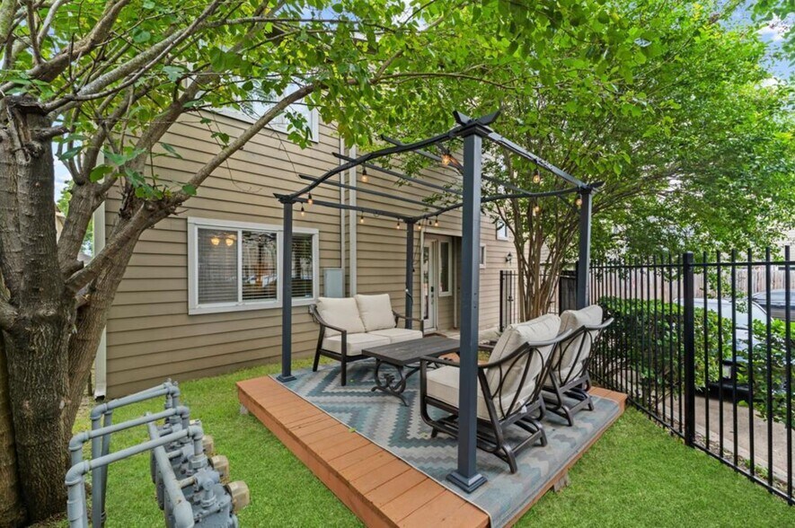 Building Photo - 235 N Lenox St