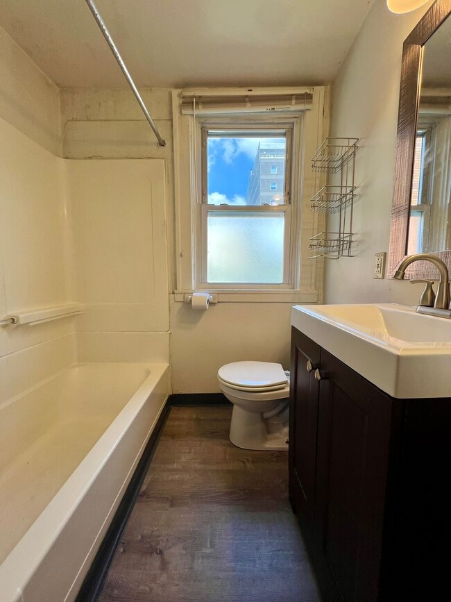 Building Photo - Beautiful One Bedroom in Oakland! Equipped...