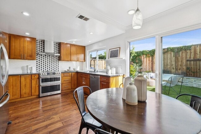 Building Photo - 646 S Ahwanee Terrace