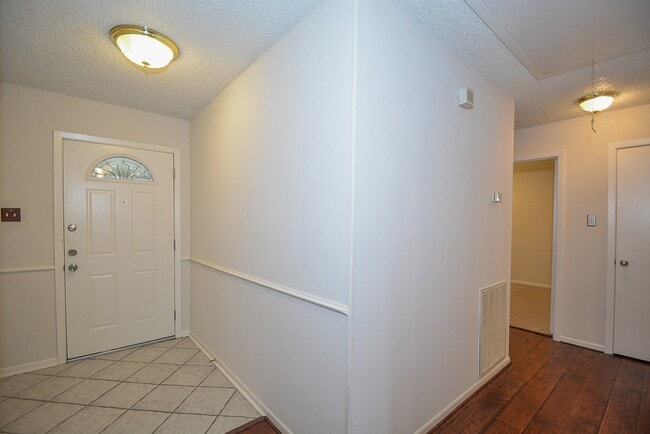 Building Photo - 3015 Sam Houston Dr