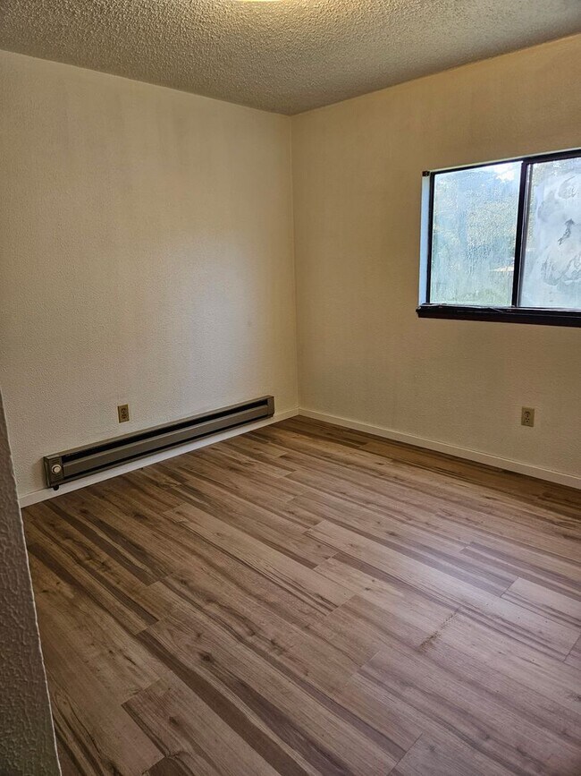 Building Photo - 2bd 1ba W/Fenced Yard