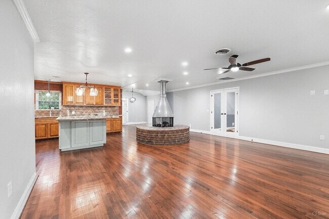Building Photo - 1320 Woodvine Dr
