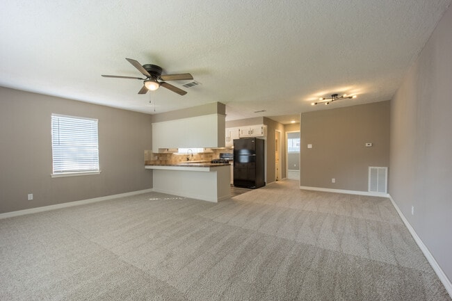 Building Photo - 17411 Strack Dr E