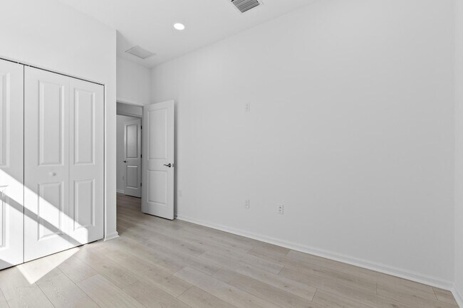 Building Photo - 4404 Longwood Lk Sq