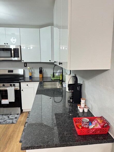 Quartz countertop - 414 N 60th Way