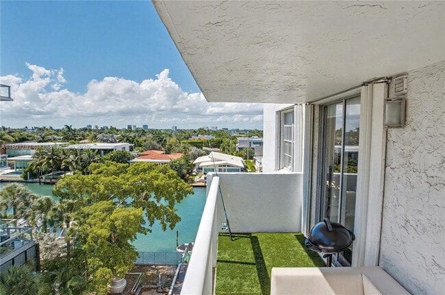 Building Photo - 10000 W Bay Harbor Dr