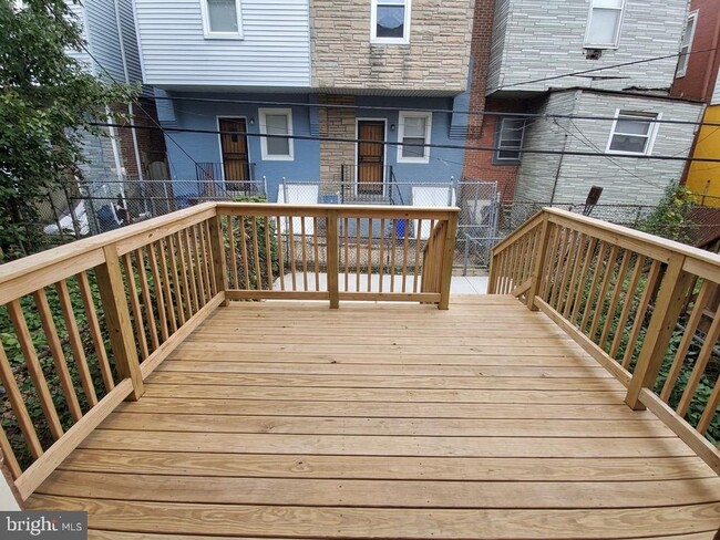 Building Photo - 5751 Larchwood Ave