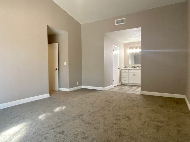 Building Photo - NORTHWEST POOL HOME Available in April!