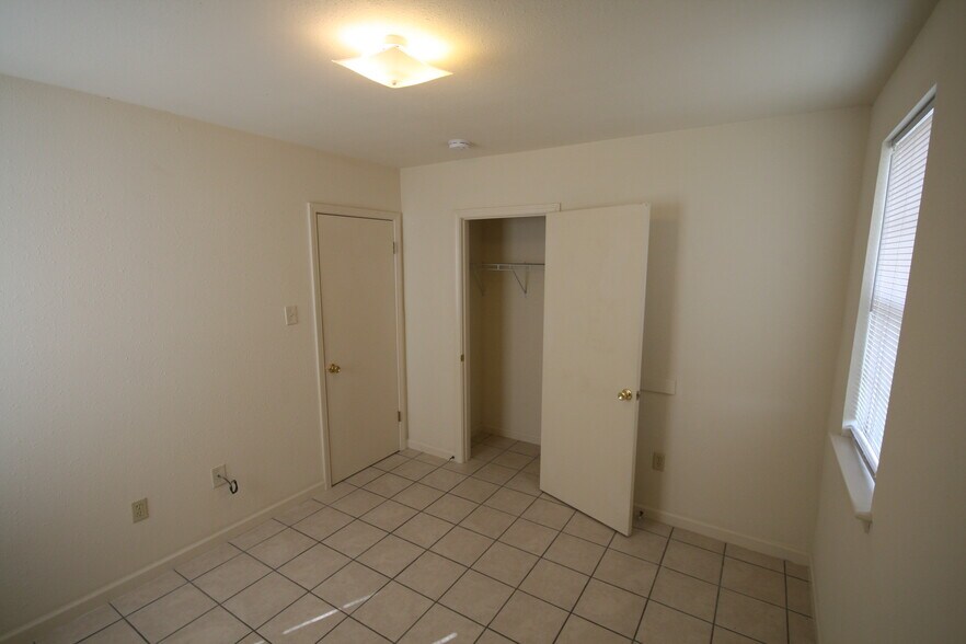 Building Photo - 2310 Rose Dr
