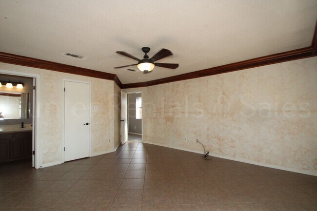 Building Photo - Spacious 4-Bedroom Home with Bonus Room, Large Yard & Solar Panels