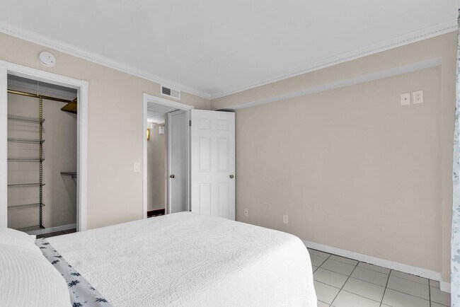 Building Photo - 470 N Civic Dr