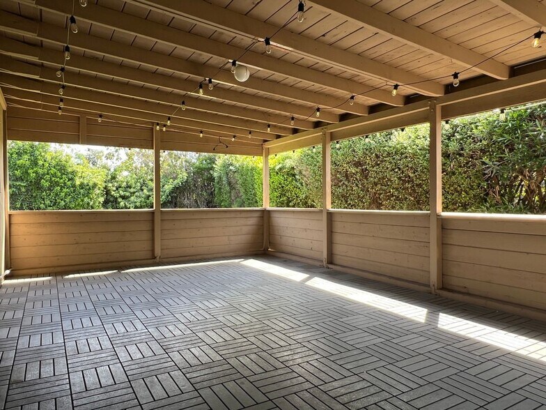 Building Photo - 1728 Larchwood Ave