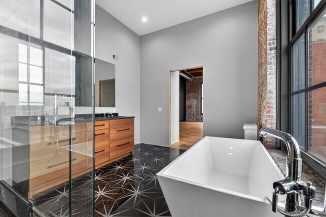 Building Photo - 2647 Locust St