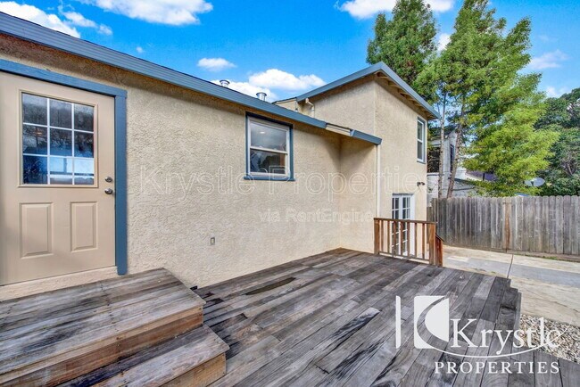 Building Photo - 2420 Alameda St