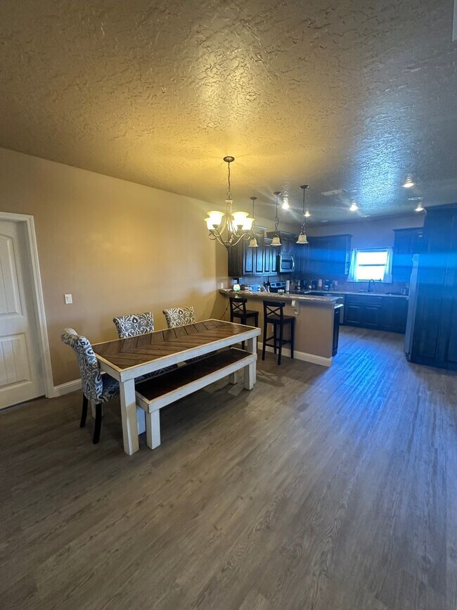 Building Photo - Stunning 4 Bed 2 Bath Home! Parkview Schoo...