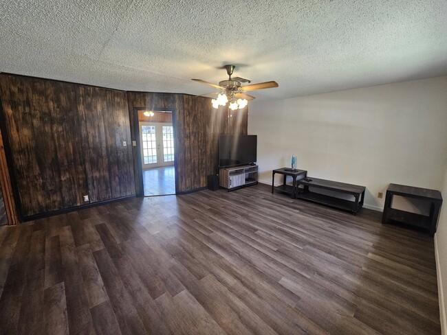 Building Photo - 705 Hummingbird Trail