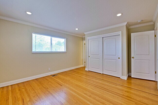 Building Photo - Spacious Home l Massive 12,525 Sq Ft Lot l...