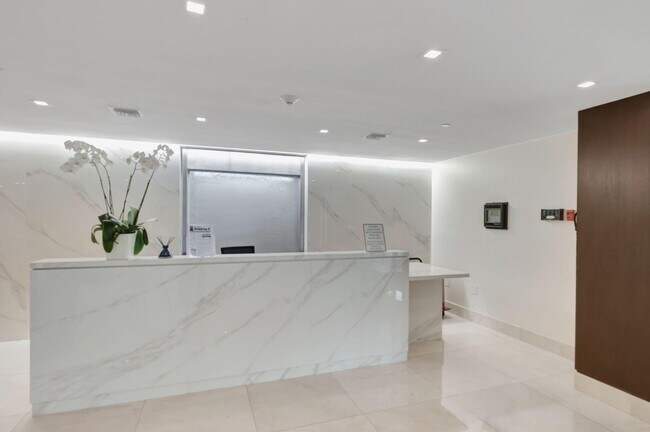 Building Photo - 540 Brickell Key Dr