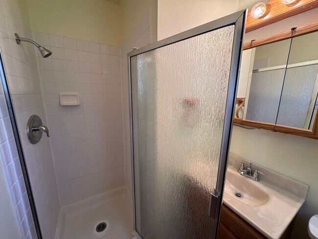 Building Photo - Single level 4 bedroom, 2  bath home – mov...