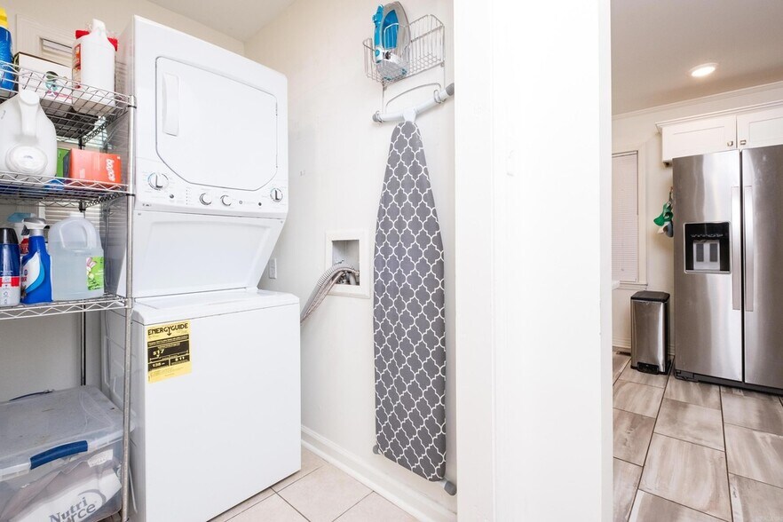 Building Photo - 2100 Durwood Rd