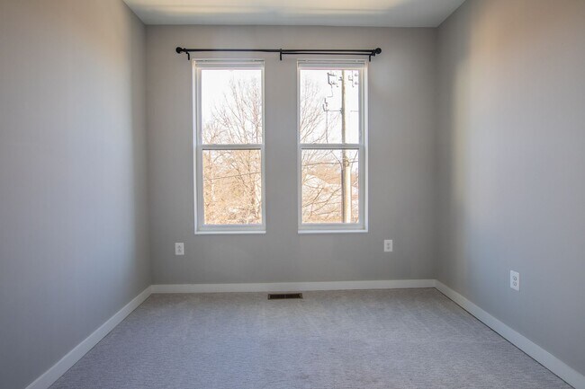 Building Photo - Gorgeous 4 BR/3.5 BA EOG Townhome in Silve...