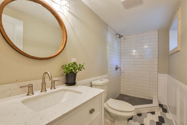 Building Photo - Beautifully remodeled 3 Bedroom Bungalow in Old Town