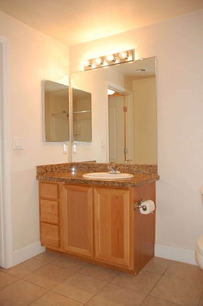 Building Photo - Great Condo in Roseville