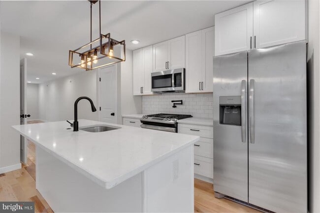 Building Photo - 2039 E Letterly St