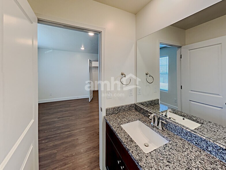Building Photo - 1192 Wagon Way