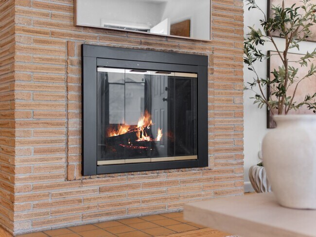 Building Photo - Beautiful FULLY FURNISHED TWO BEDROOM DUPLEX!