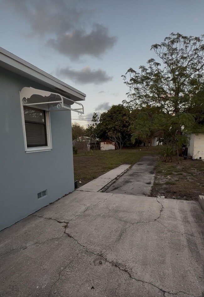 Building Photo - 926 N B St