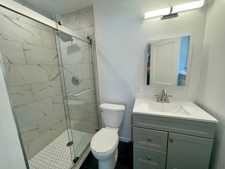 Full Bath - 320 Hammond Pond Pkwy
