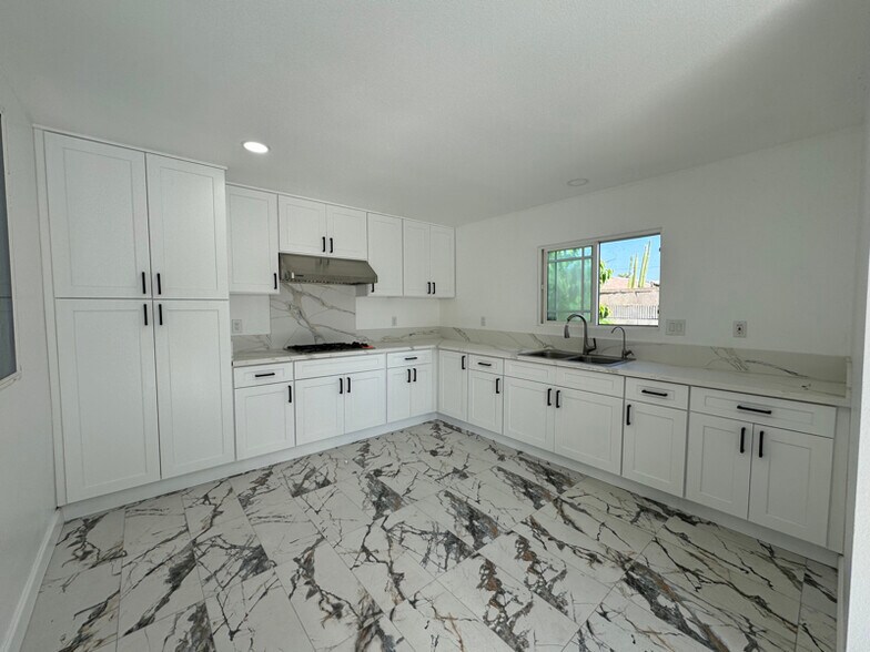 Primary Photo - 5413 W 4th St