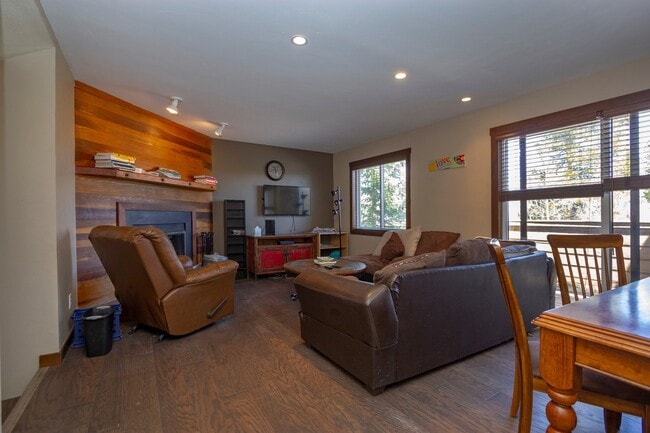 Building Photo - Woodworks Townhome- 3 Bedroom/3 Bath Unit w/Updated kitchen on the Bus Route