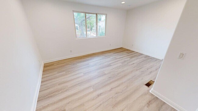 Building Photo - Spacious 4 Bed 3 Bath Home Available for L...