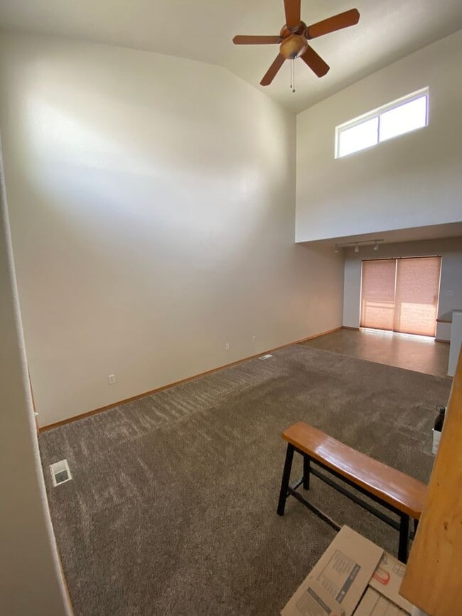 Building Photo - 3 Bed - 2 Bath - Fenced Yard