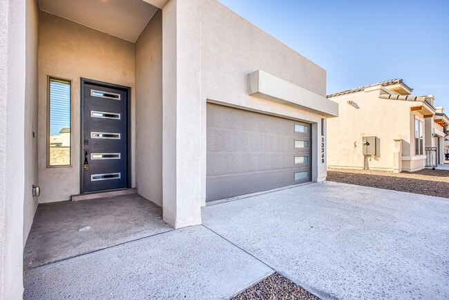 Building Photo - Beautiful East side House 4 bed-2.5 baths, part of The Overlook Casa Club that includes Swimming ...