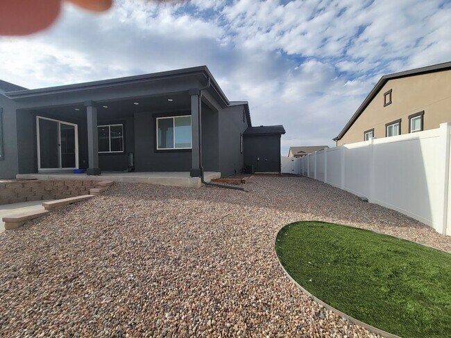Building Photo - ALL PROSPECTIVE TENANTS MUST SUBMIT A $58 NON-REFUNDABLE APPLICATION FEE PER APPLICANT ONLINE AND...