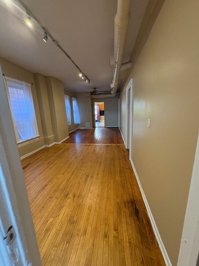 Building Photo - 1154 W 18th St