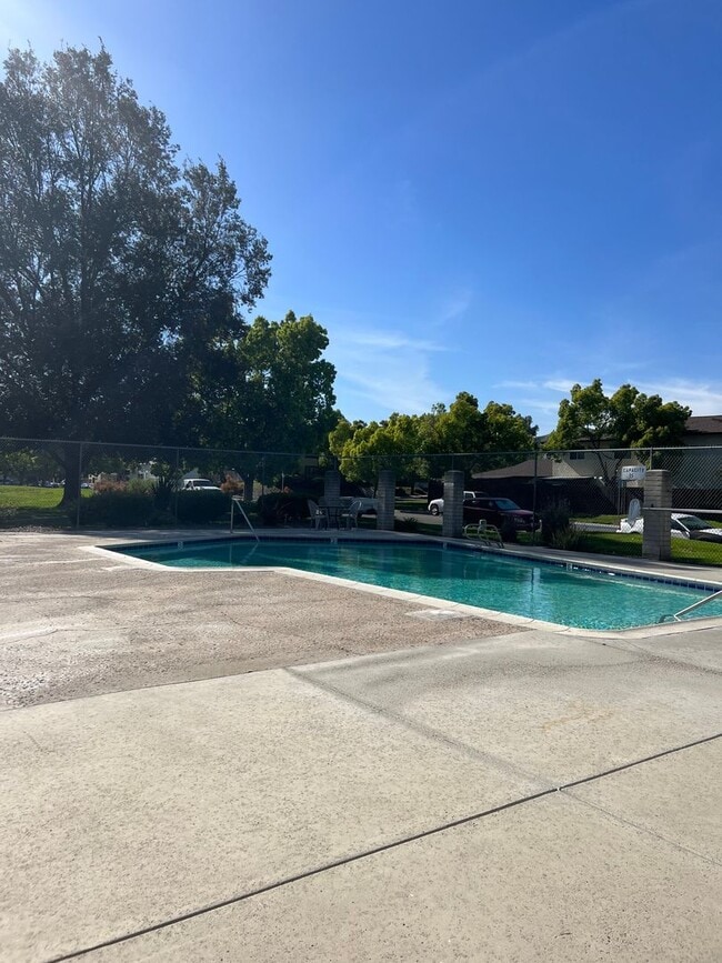 Building Photo - Updated 2BR/1BA 2 Story Townhome in Park Like setting in Santee