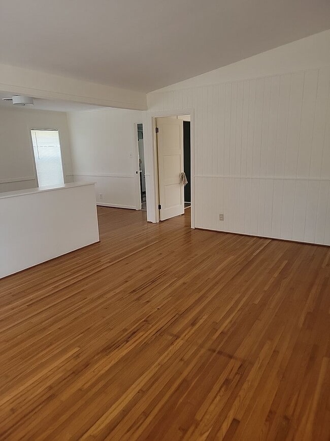 Building Photo - 3 bedroom 2 bathroom with 1 bedroom house in back