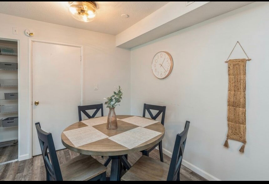 Building Photo - 1100 E 6th St