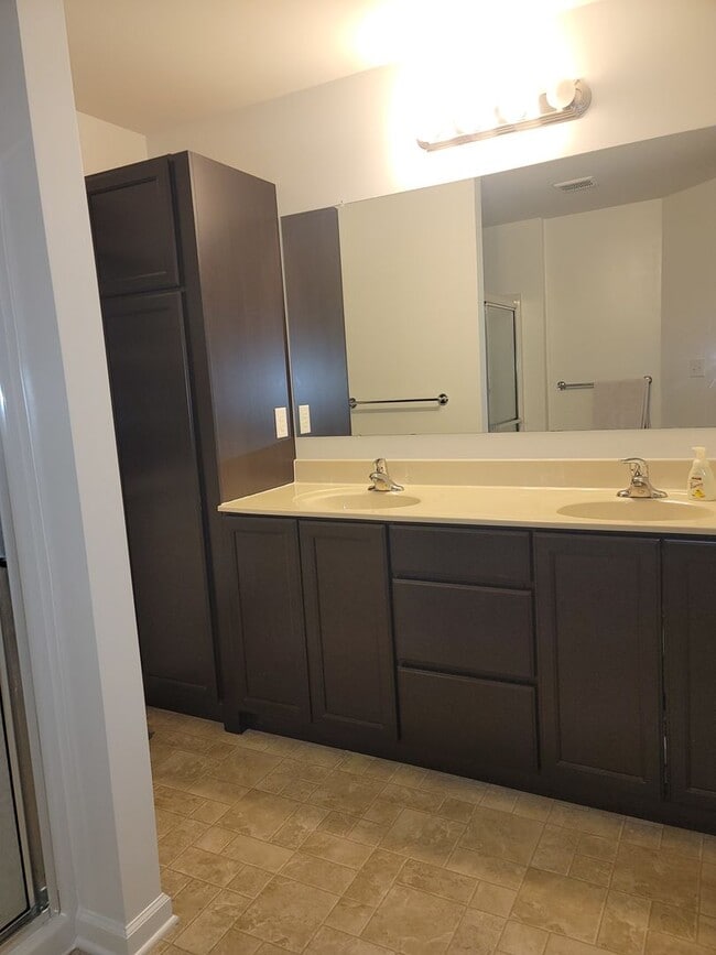 Building Photo - 3 bedroom 2 1/2 bath Townhouse in Bayberry