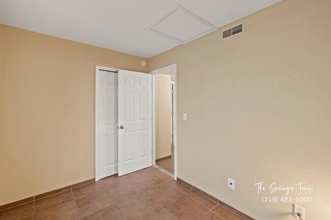 Building Photo - Spacious & Unique 3BD/2BA Townhome w/ Gara...