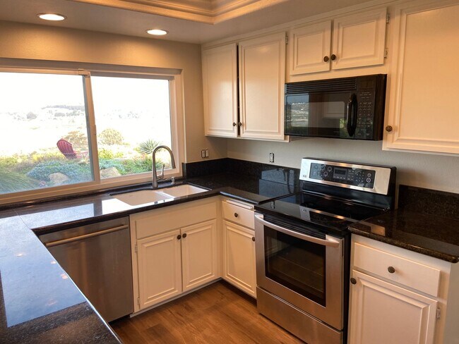 Building Photo - Updated 5 Bed, 3 Bath in Lomas Santa Fe Hi...