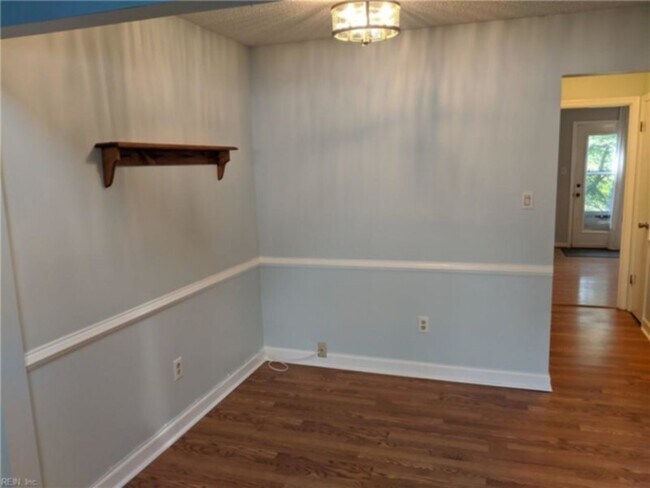 Building Photo - 2434 Sedgewick Dr
